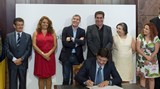 <div class=lightGallery-captions><p>el gerente de Mac firma adhesión a la red</p><p>El gerente de MAC, Javier González, en presencia del presidnte de Canarias, Fernando Clavijo, firma la adhesión de MAC a la RCRS</p><h4>Material cedido por 272 - MAC</h4><span>24/07/2018</span></div>